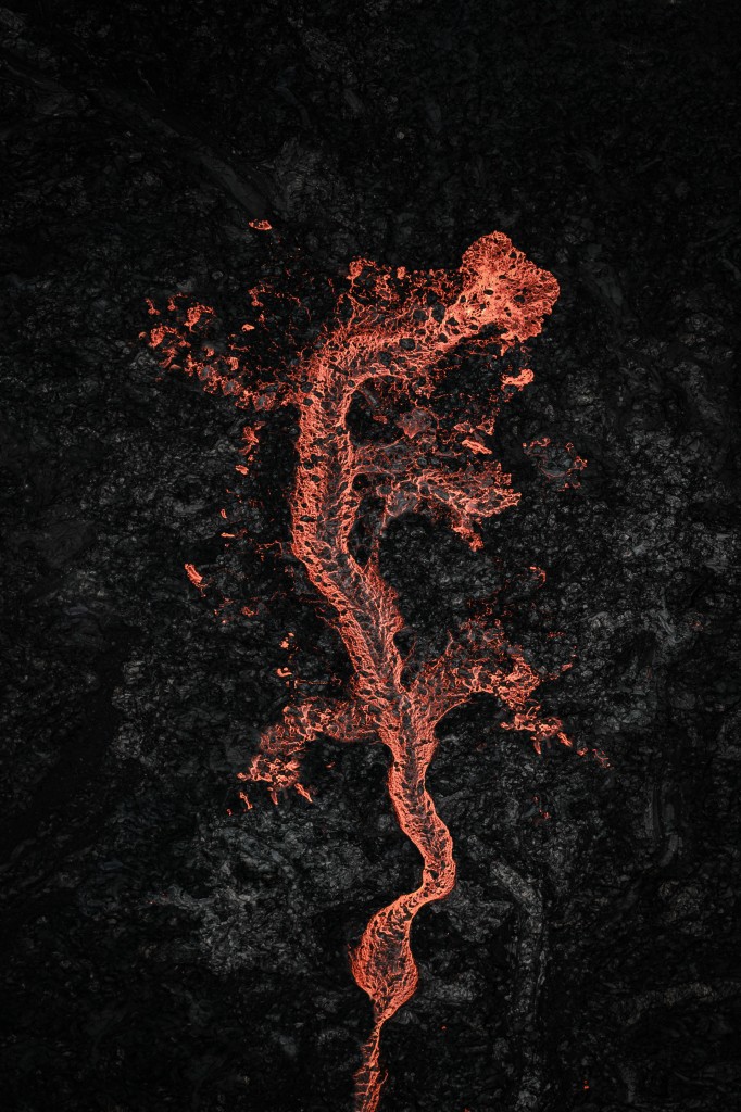 Lava de vulcão em atividade na Islândia parece formar o desenho de um lagarto - Michal Sadowski