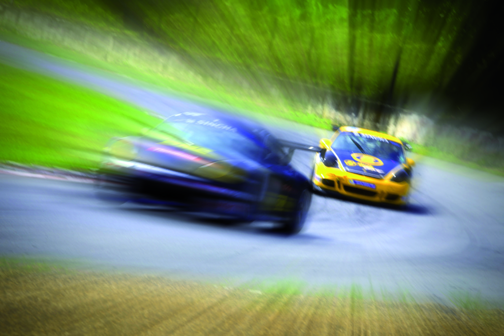 Puxada de zoom em foto de corrida de automóveis: o ajuste da velocidade pode gerar vários efeitos criativos 
