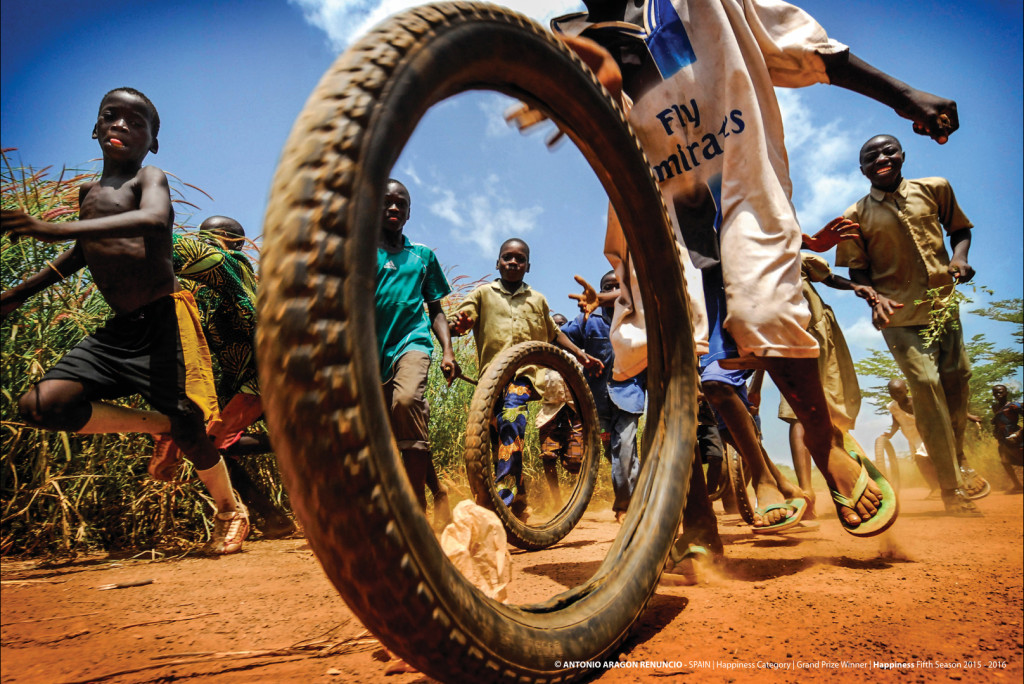 Foto vencedora principal da edição de 2015 mostra crianças brincando em Togo, na África, e é de autoria do espanhol Antonio Aragón Renuncio
