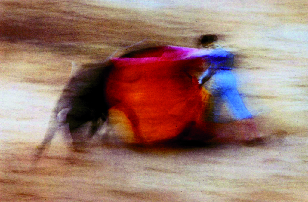 Foto clássica de tourada do austríaco Ernst Haas, que usou velocidade lenta em cena de movimentos rápidos