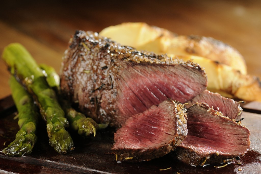 Selecione com o chef ou o cozinheiro o pedaço mais suculento da carne para realizar a foto, como o feito com este “steak premium”