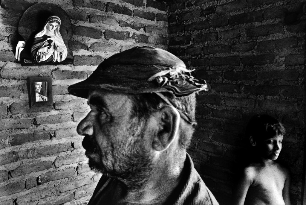 Sertanejo de Caetés (PE) em foto de Tiago Santana para o livro “O Chão de Graciliano”: ter paciência é um dos requisitos para registrar pessoas