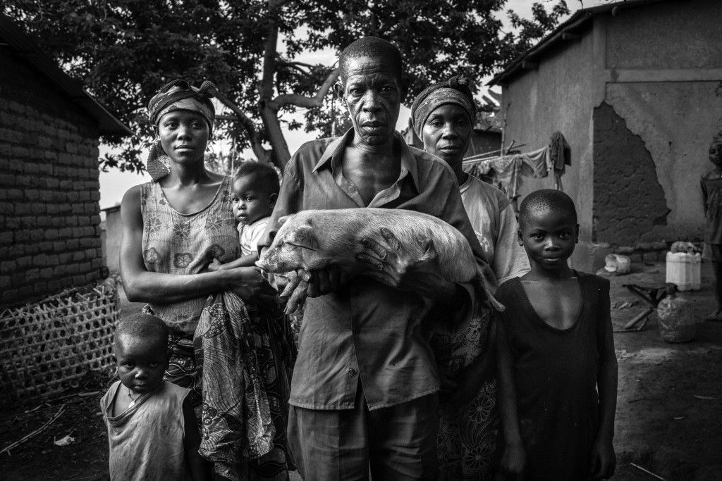 A foto pronta da família com o leitão e o making of: André François foi bem aceito nos vilarejos africanos por respeitar os nativos 