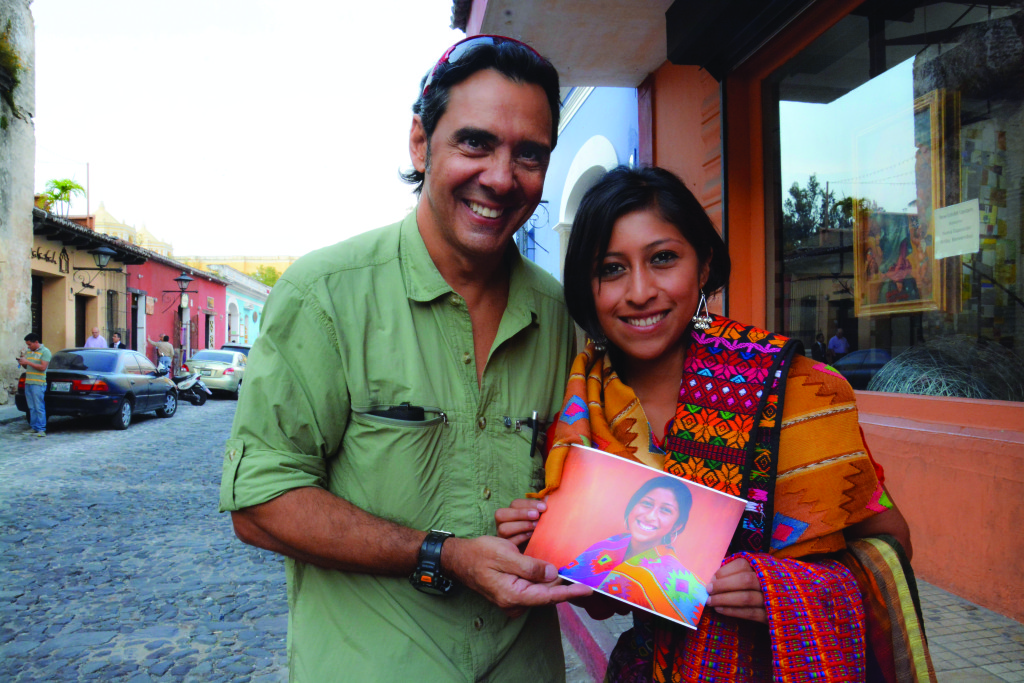 O fotógrafo Fábio Elias reencontrou uma jovem indígena na Guatelama 18 meses depois e lhe entregou a foto que havia feito dela