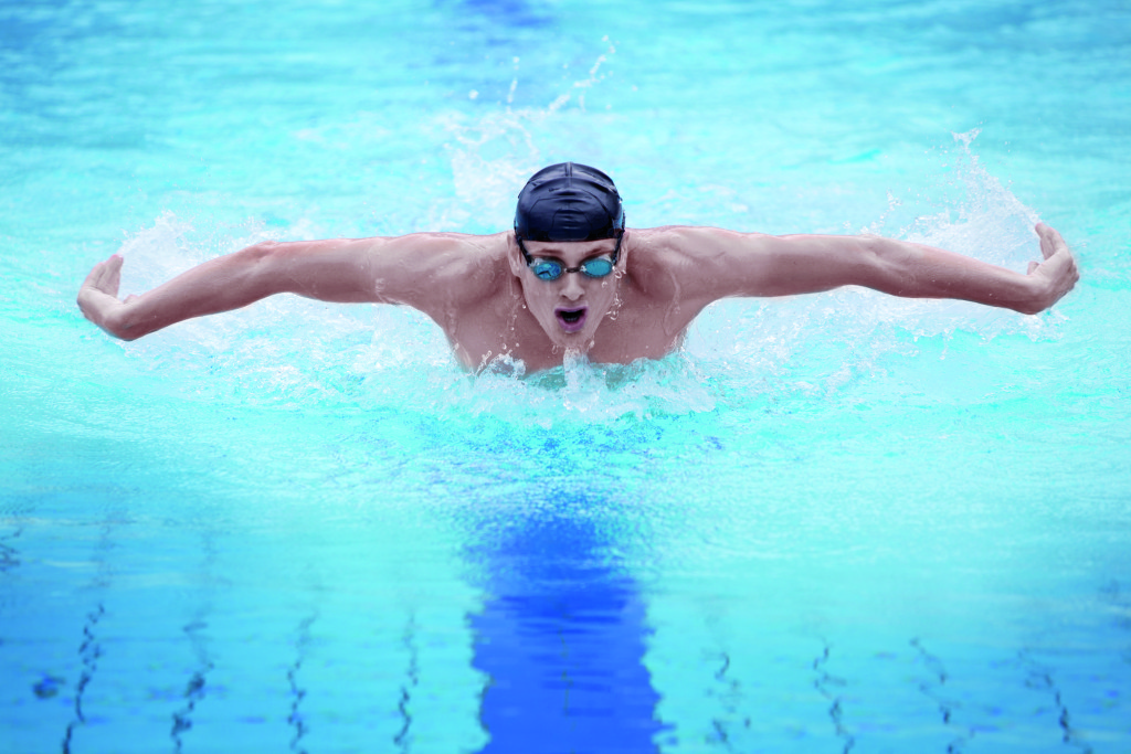 Com a regulagem de 1/500s foi possível congelar o movimento do nadador durante a competição