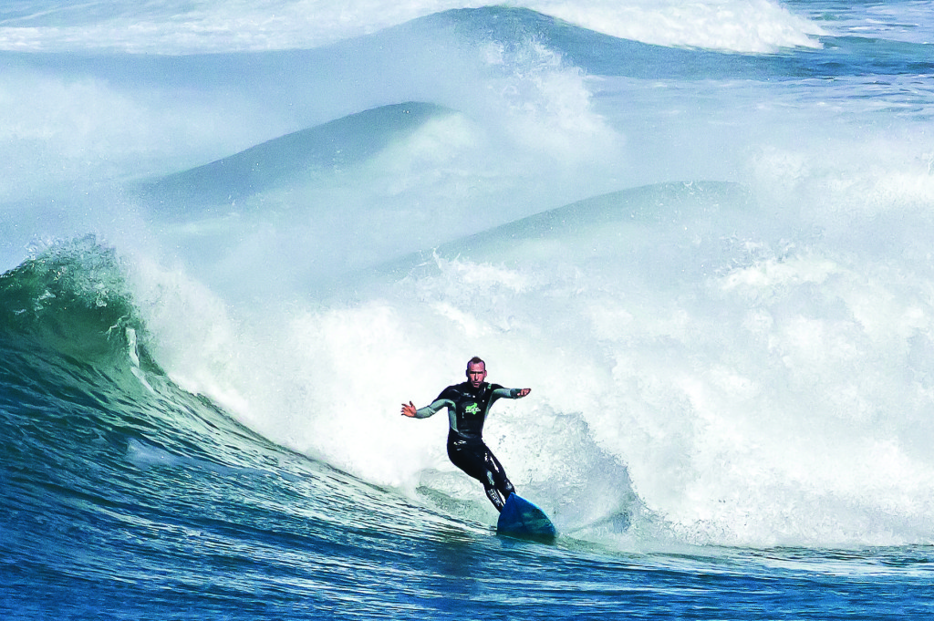 Imagem de surfista feita pelo José Pedretti Júnior, que fez uma boa leitora de luz, apesar da claridade no fundo