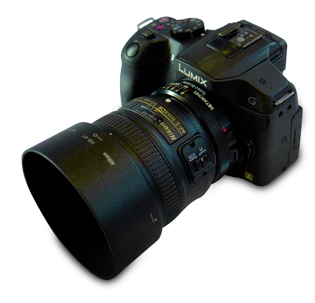Os adaptadores são peças que permitem usar lentes em câmeras de marcas diferentes, como esta Panasonic Lumix com uma lente da Nikon
