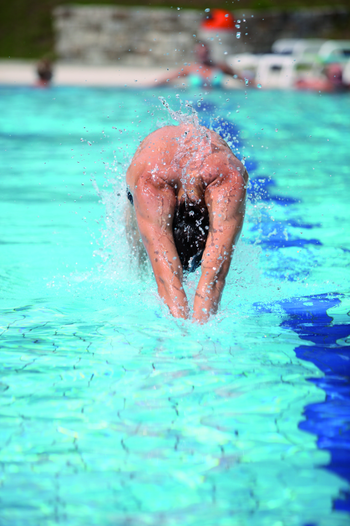 Imagem de nadador em ação feita com o ajuste do modo de Prioridade de Velocidade (S)/Shutterstock