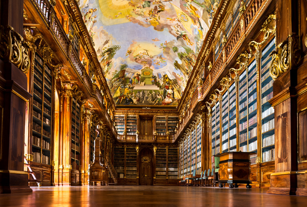 Interior de biblioteca fotografado com lente tilt-shift, que corrige as pespectivas