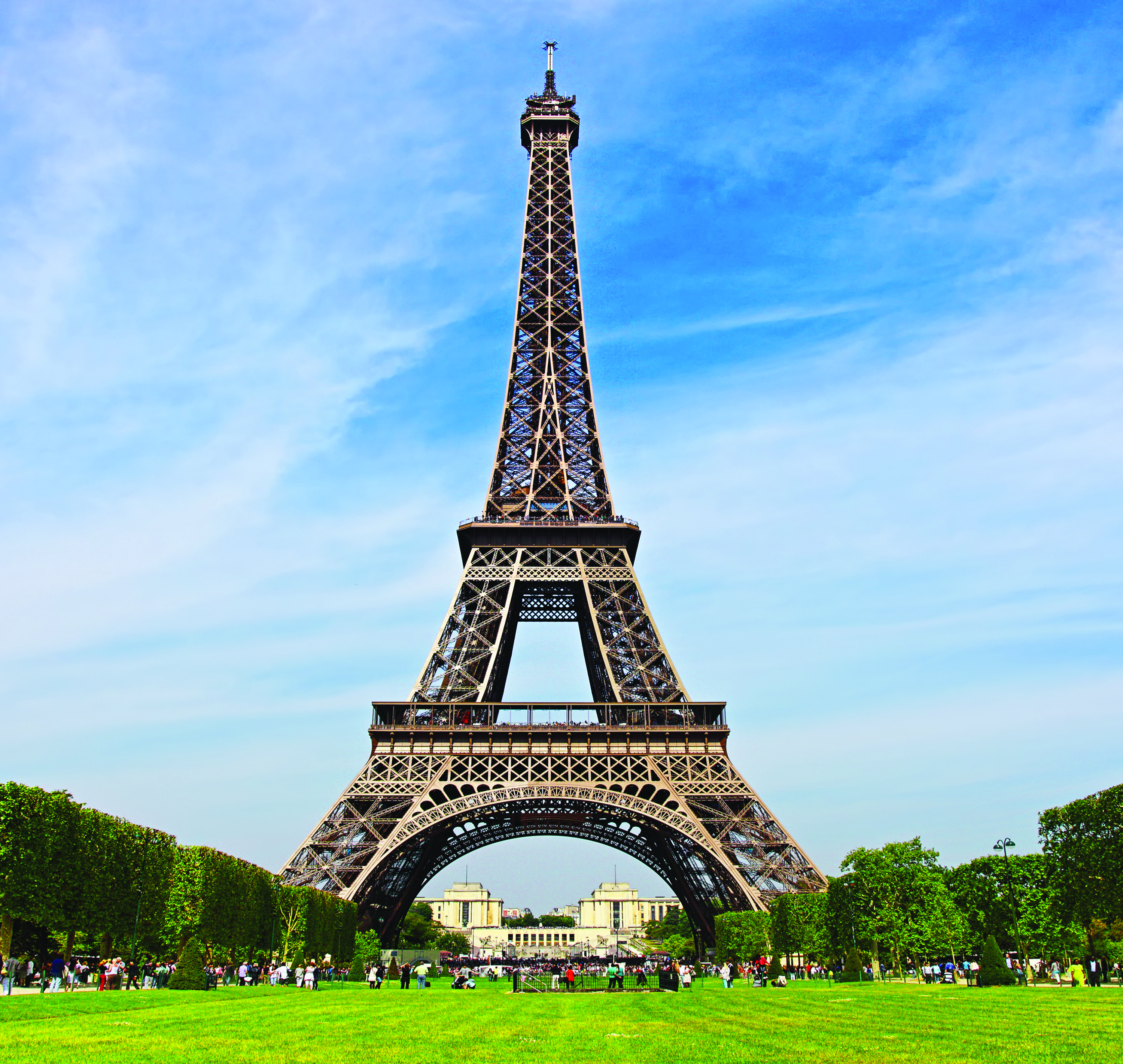 Foto 6_Observe as várias abordagens de um mesmo tema a Torre Eiffel, em Paris a lente grande angular foi usada de várias formas, a começar para destacá-la na grandeza da cidade; depois, num ângulo c