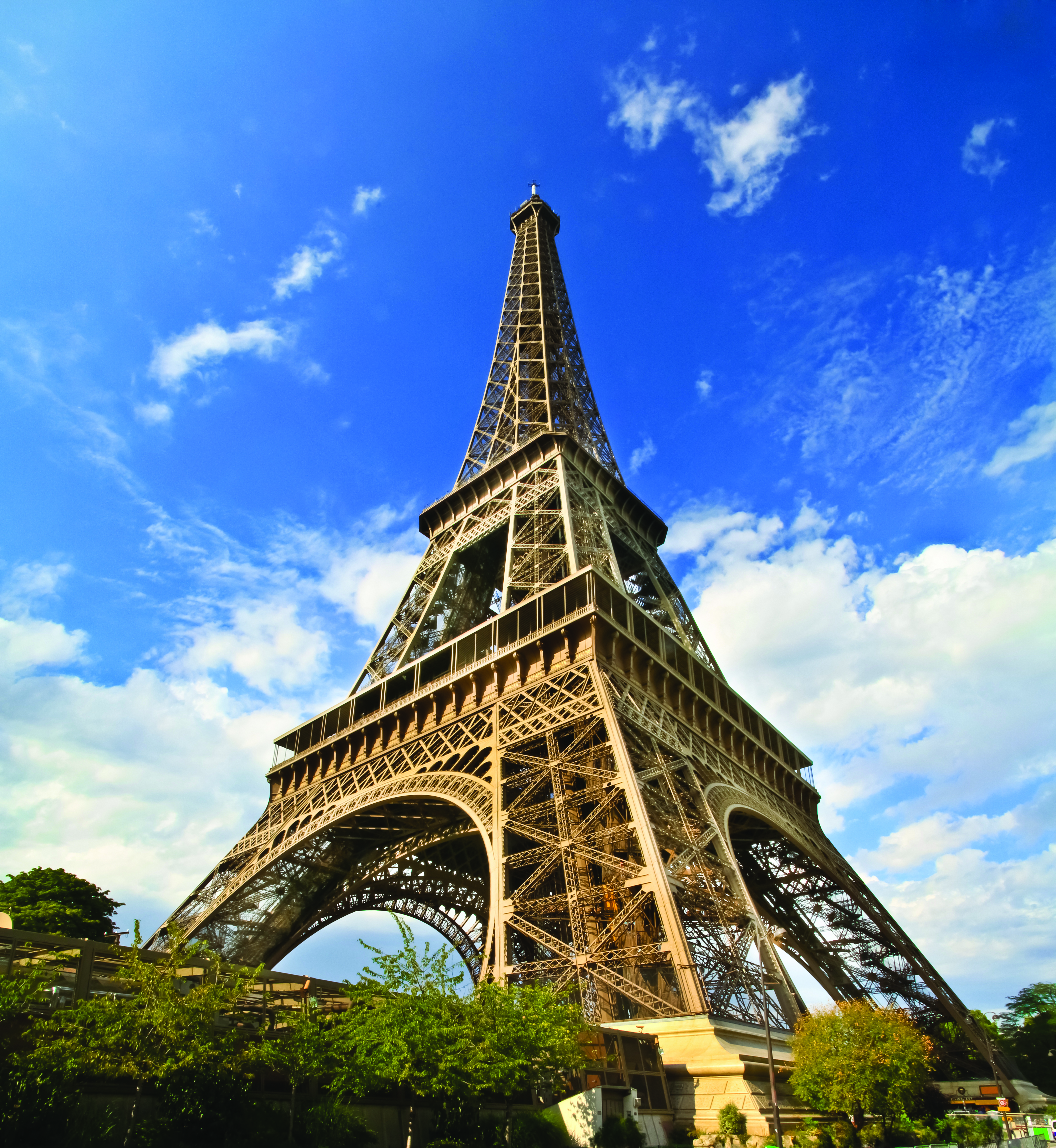 Foto 7_Observe as várias abordagens de um mesmo tema a Torre Eiffel, em Paris a lente grande angular foi usada de várias formas, a começar para destacá-la na grandeza da cidade; depois, num ângulo c