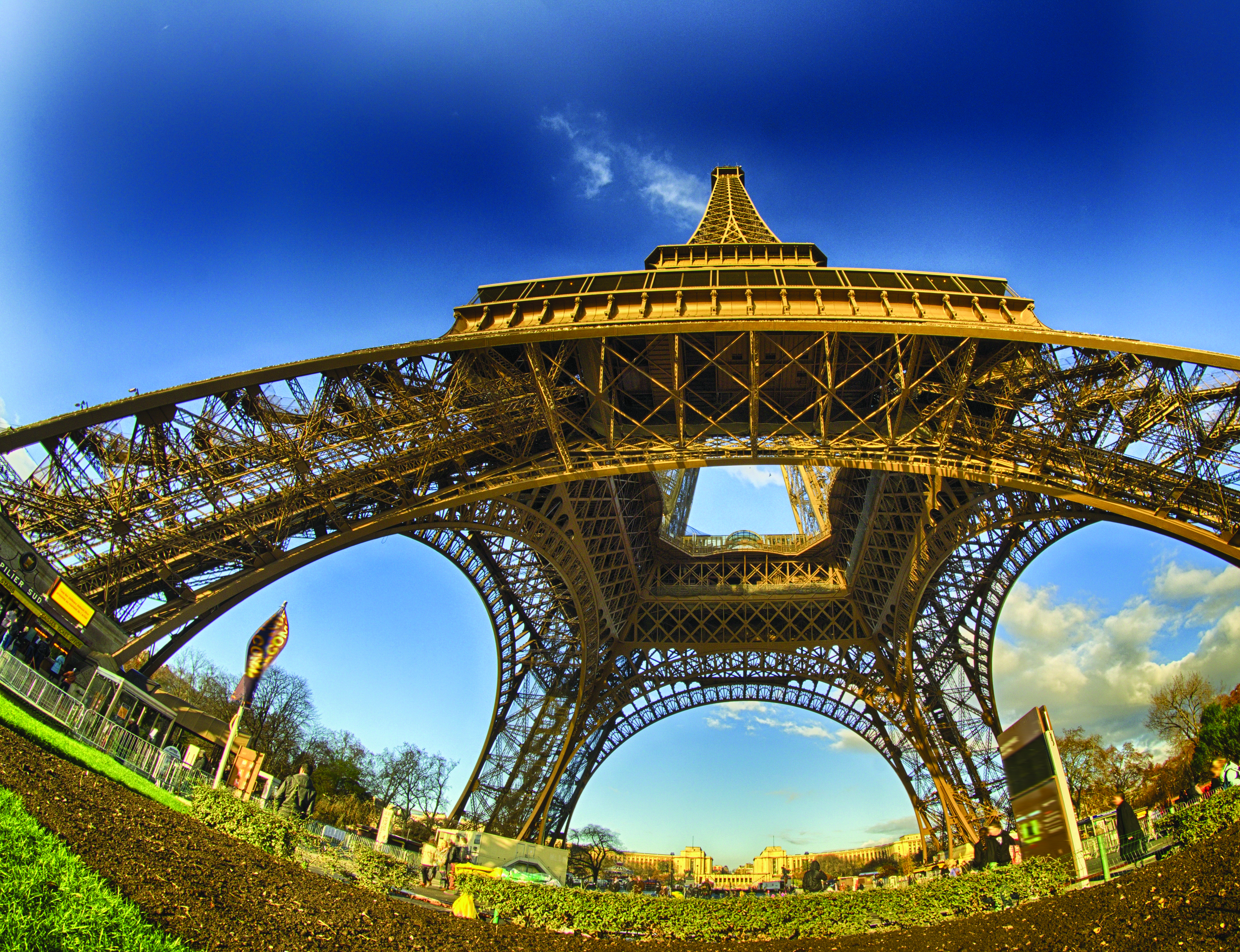 Foto 8_Observe as várias abordagens de um mesmo tema a Torre Eiffel, em Paris a lente grande angular foi usada de várias formas, a começar para destacá-la na grandeza da cidade; depois, num ângulo c