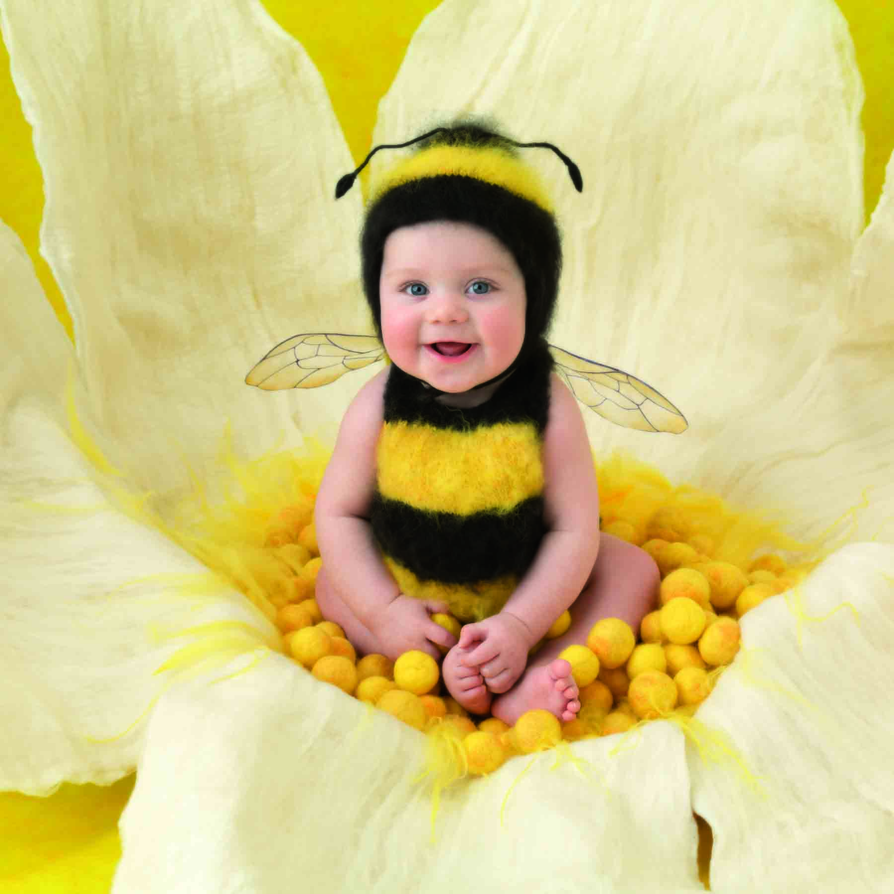 Com bebês mais firmes é possível trabalhar com fantasias, caso da sorridente Jai, transformada em abelhinha 