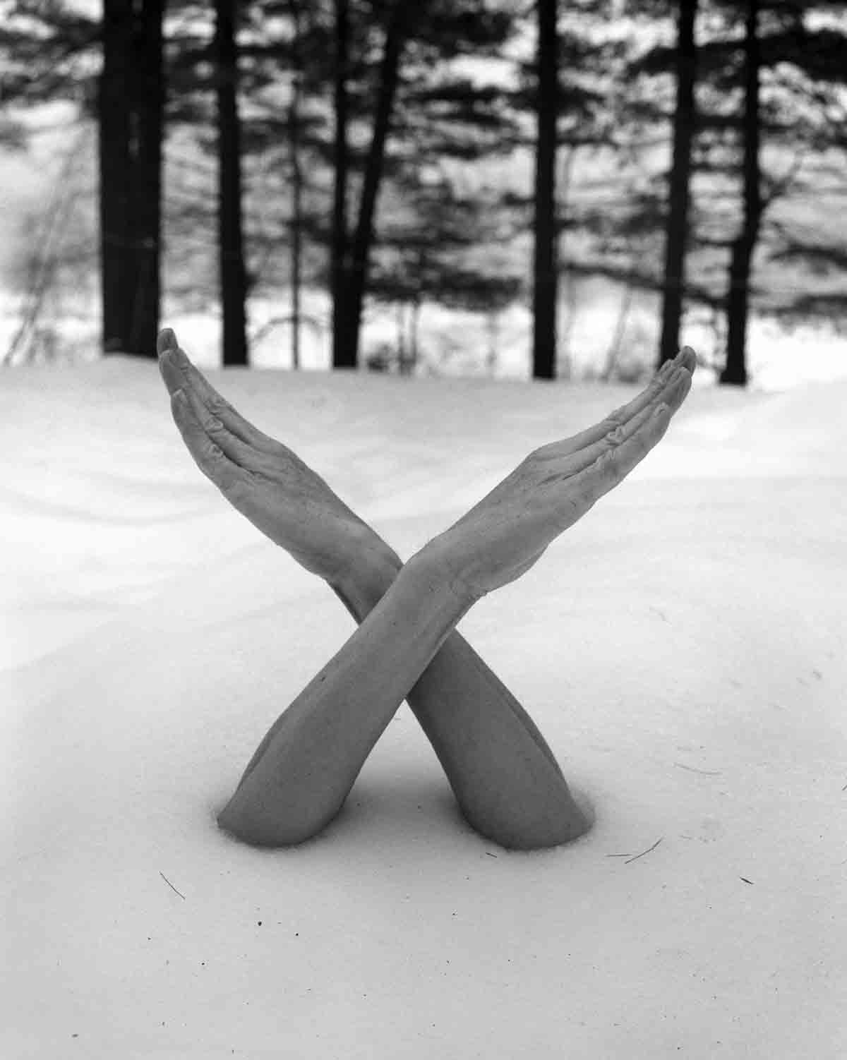 Enterrado na neve, o fotógrafo deixou apenas os braços de fora nesse autorretrato feito em Fosters Pond, Massachusetts