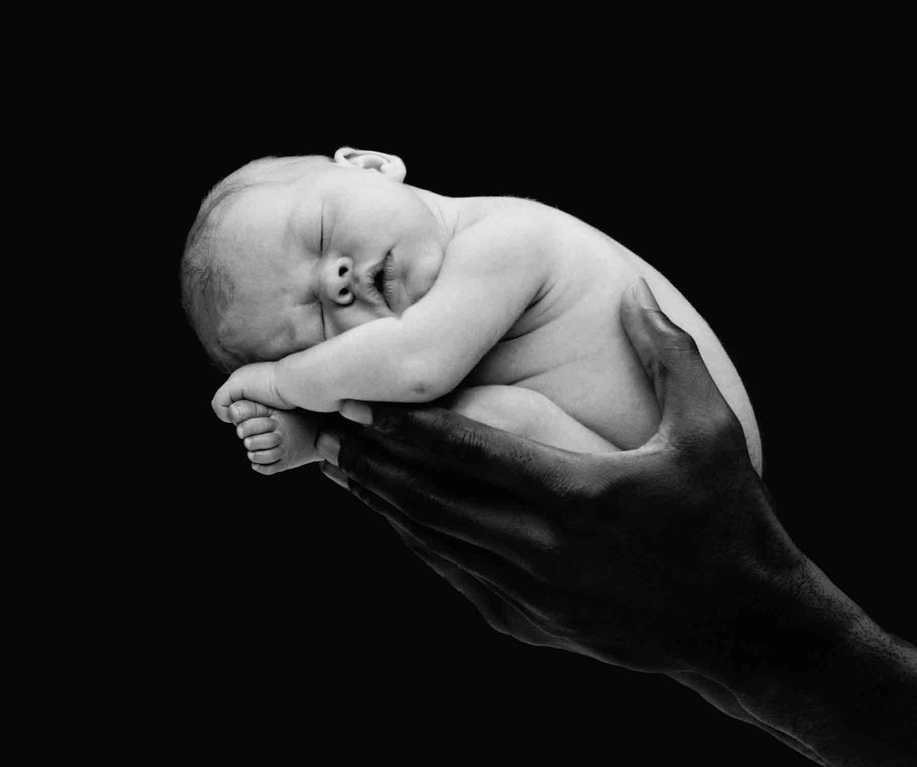 A recém-nascida Georgia, clicada em 1997, em pose que até hoje inspira fotógrafos de newborn mundo afora 