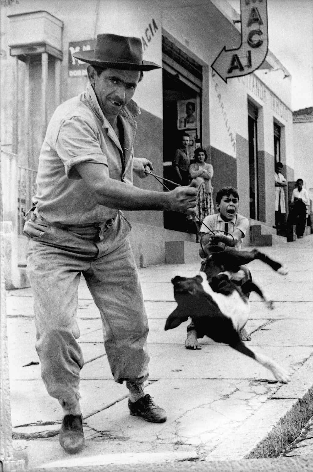Menino luta contra o homem da carrocinha na Freguesia do Ó, periferia de São Paulo: foto levou o Prêmio Esso de 1961