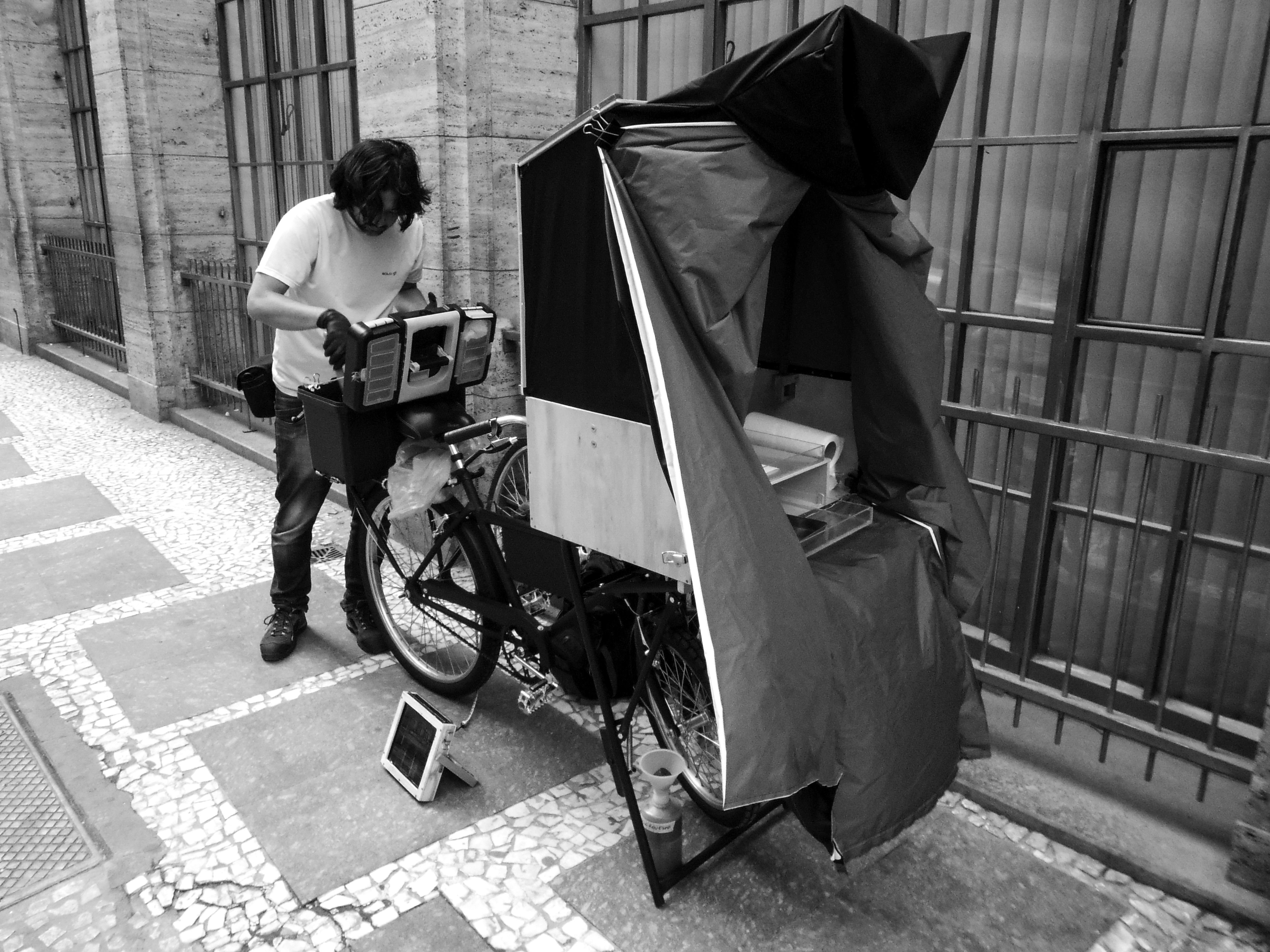 Roger Sassaki com a bicicleta que adaptou para ser seu laboratório móvel nas andanças que faz pelas ruas em busca de imagens