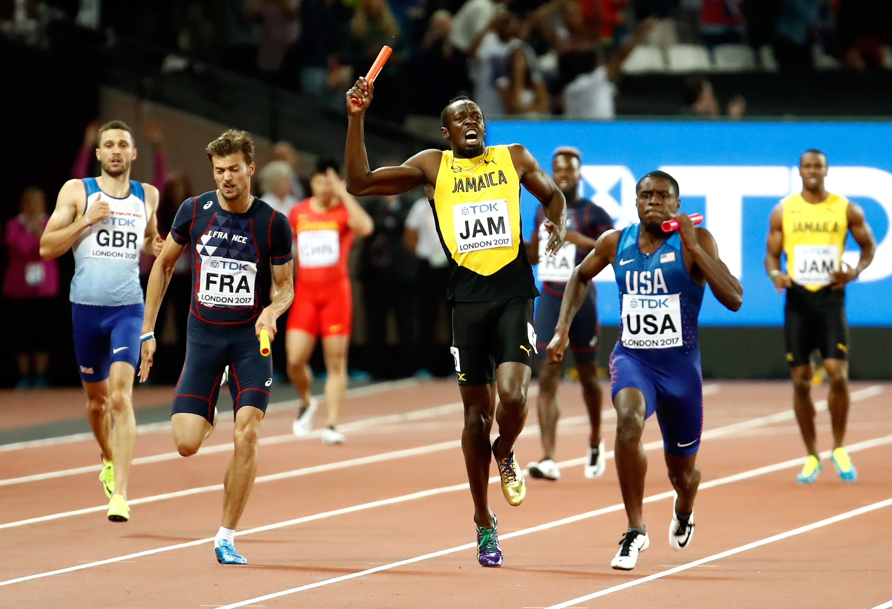 O momento em que o jamaicano Usain Bolt de machuca na prova de revezamento 4 x 100 metros rasos no Mundial de Atletismo em Londres: uma das imagens marcantes do esporte em 2017
