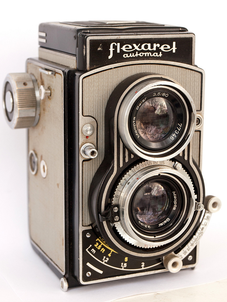 A checa Flexaret, de 1939, foi uma das imitações da Rolleiflex, e ajudou a impulsionar a venda do filme 120, com negativo quadrado de 6 x 6 cm