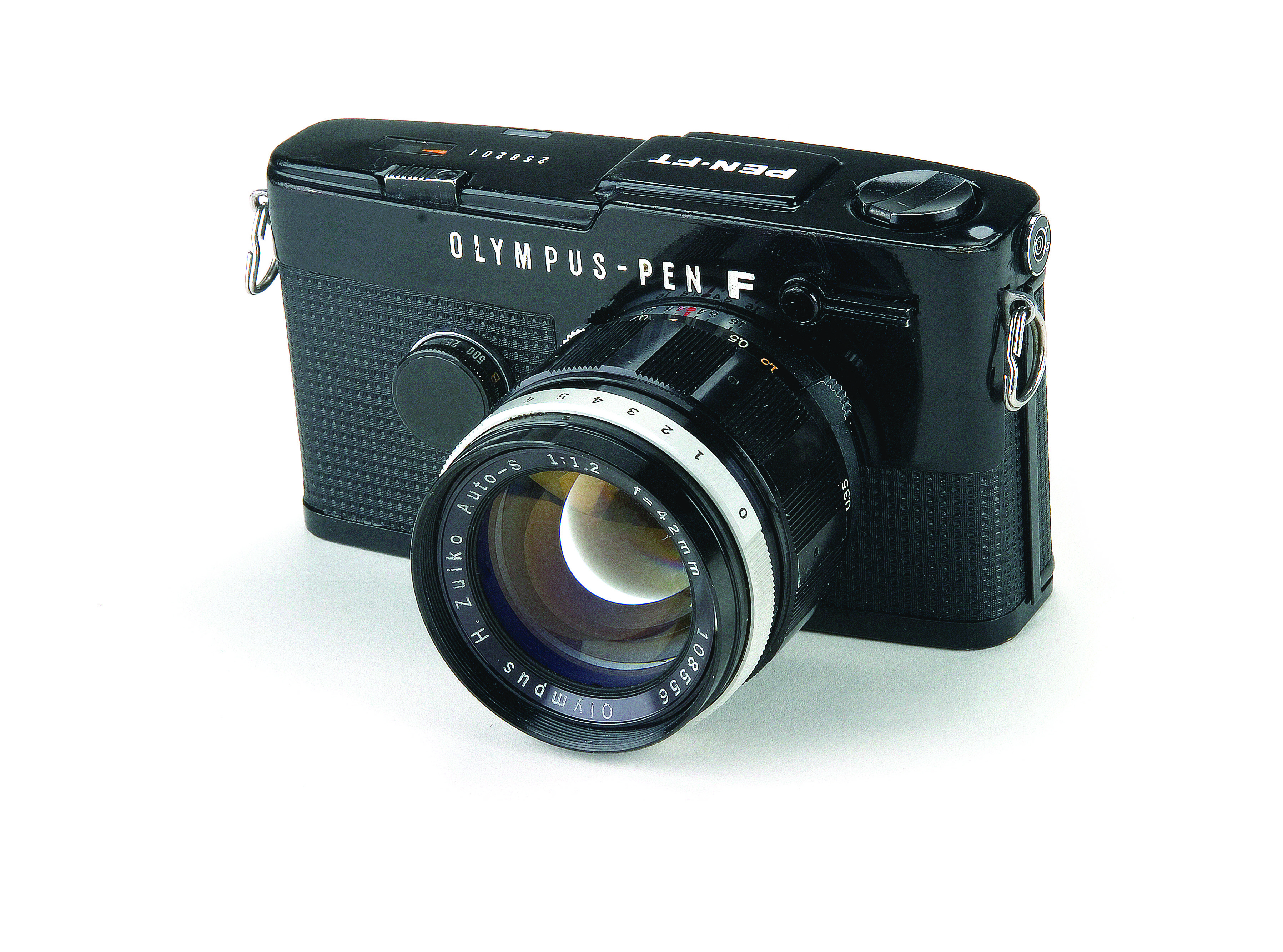 A Olympus Pen F, de 1963, foi a primeira câmera SLR de meio-quadro, sistema que dobrava o número de fotogramas do filme, ou seja, o de 36 passava para 72