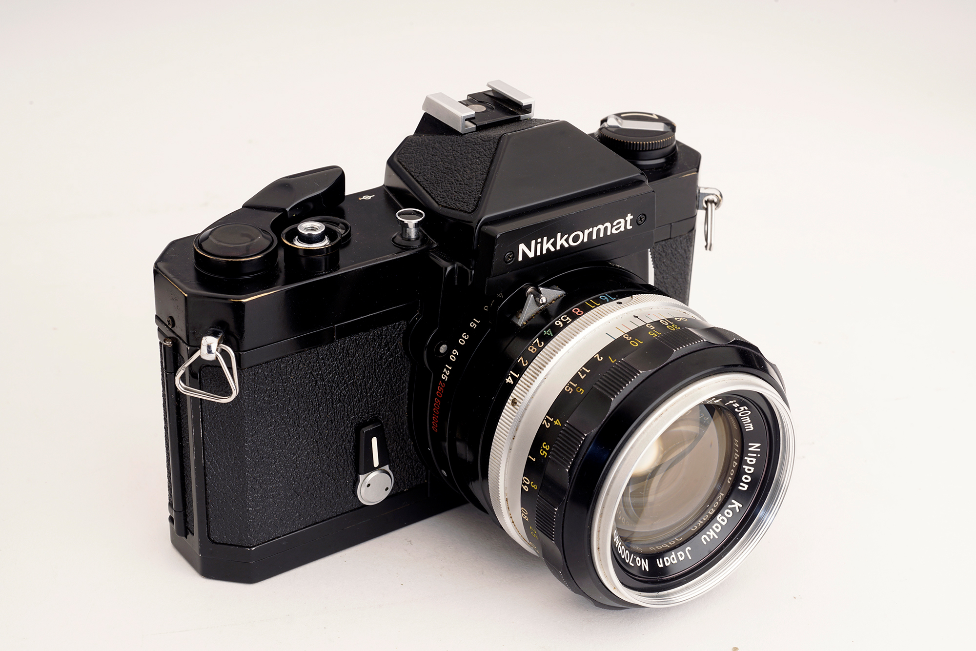 Os anos de 1970 foram marcados por vários modelos SLR de duas marcas dominantes, Canon e Nikon; a Nikkormat, de exposição automática, foi um deles 