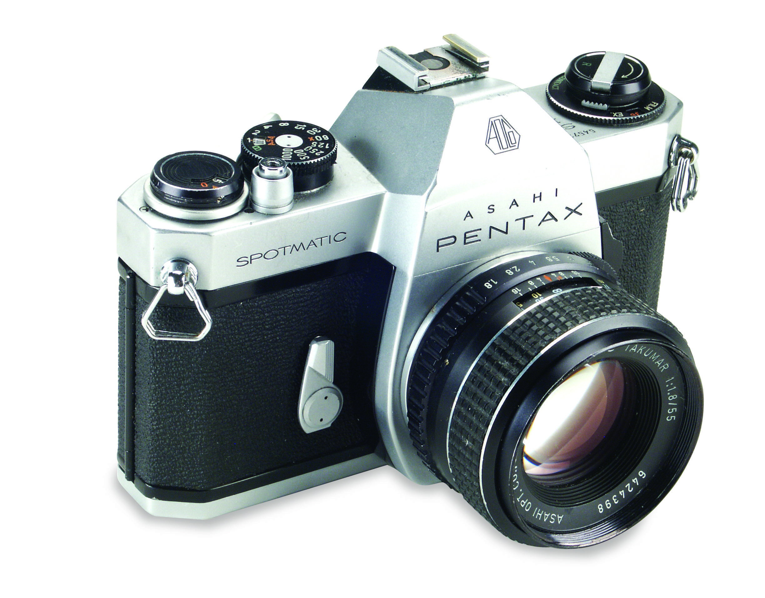 A Pentax Spotmatic, de 1964, foi inovadora por oferecer o sistema de medição de luz TTL (através da lente) e influenciou o lançamento da médio formato Pentax 6x9 