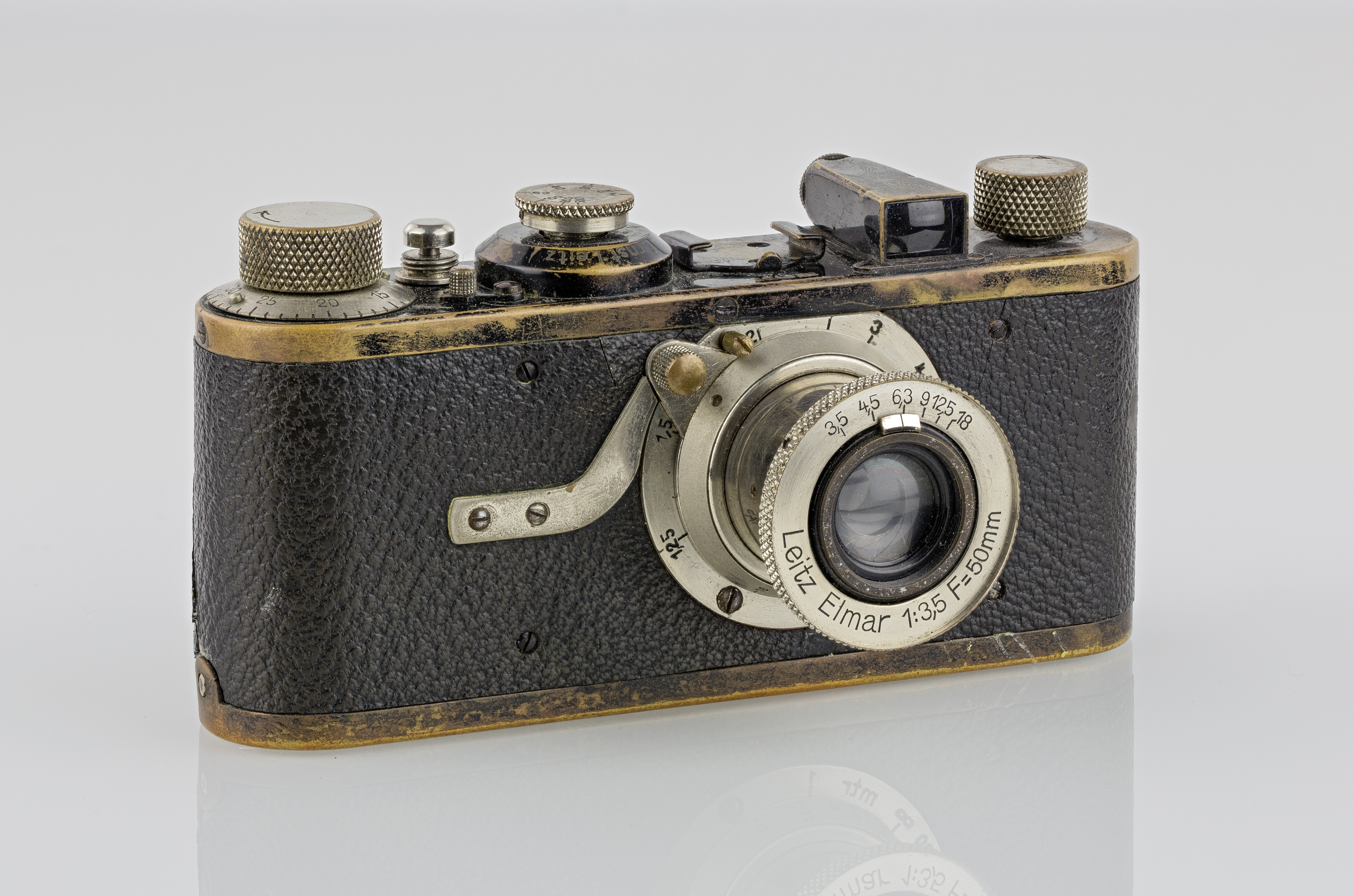 A alemã Leica I, de 1927, foi revolucionária ao usar filme 35 mm produzido inicialmente para cinema pela americana Kodak