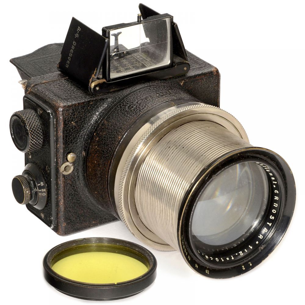 A câmera alemã Ermanox foi uma das primeiras a ser produzidas em tamanho mais compacto e em 1924 usava chapas de vidro de 4,5 x 6 cm