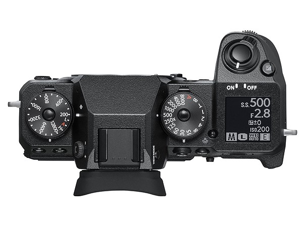 Uma nas inovações é o painel LDC superior, igual ao da câmera de médio formato GFX 50S 