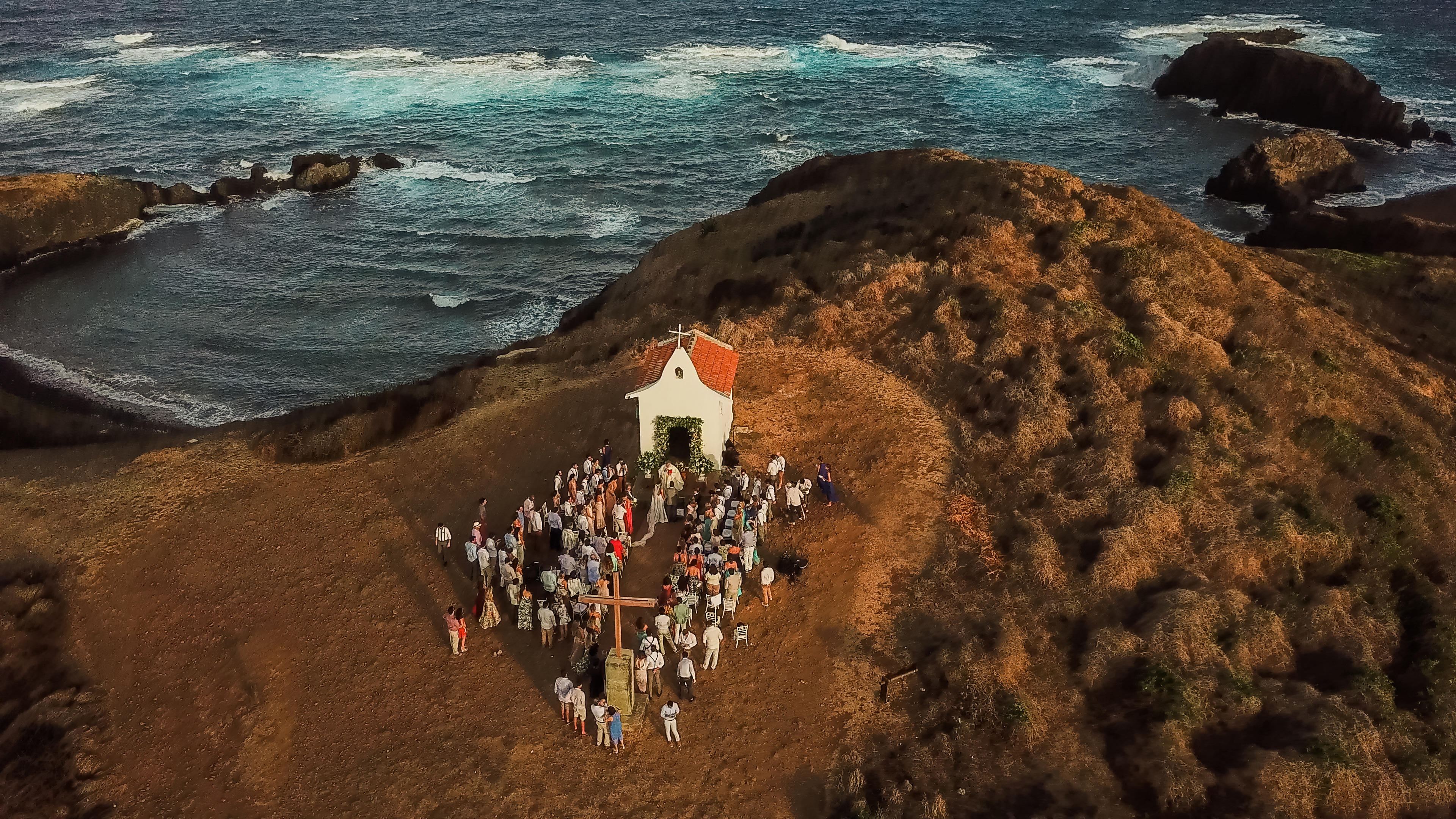 Cerimônia de casamento em capela captada com drone: uma nova perspectiva para imagens do segmento 