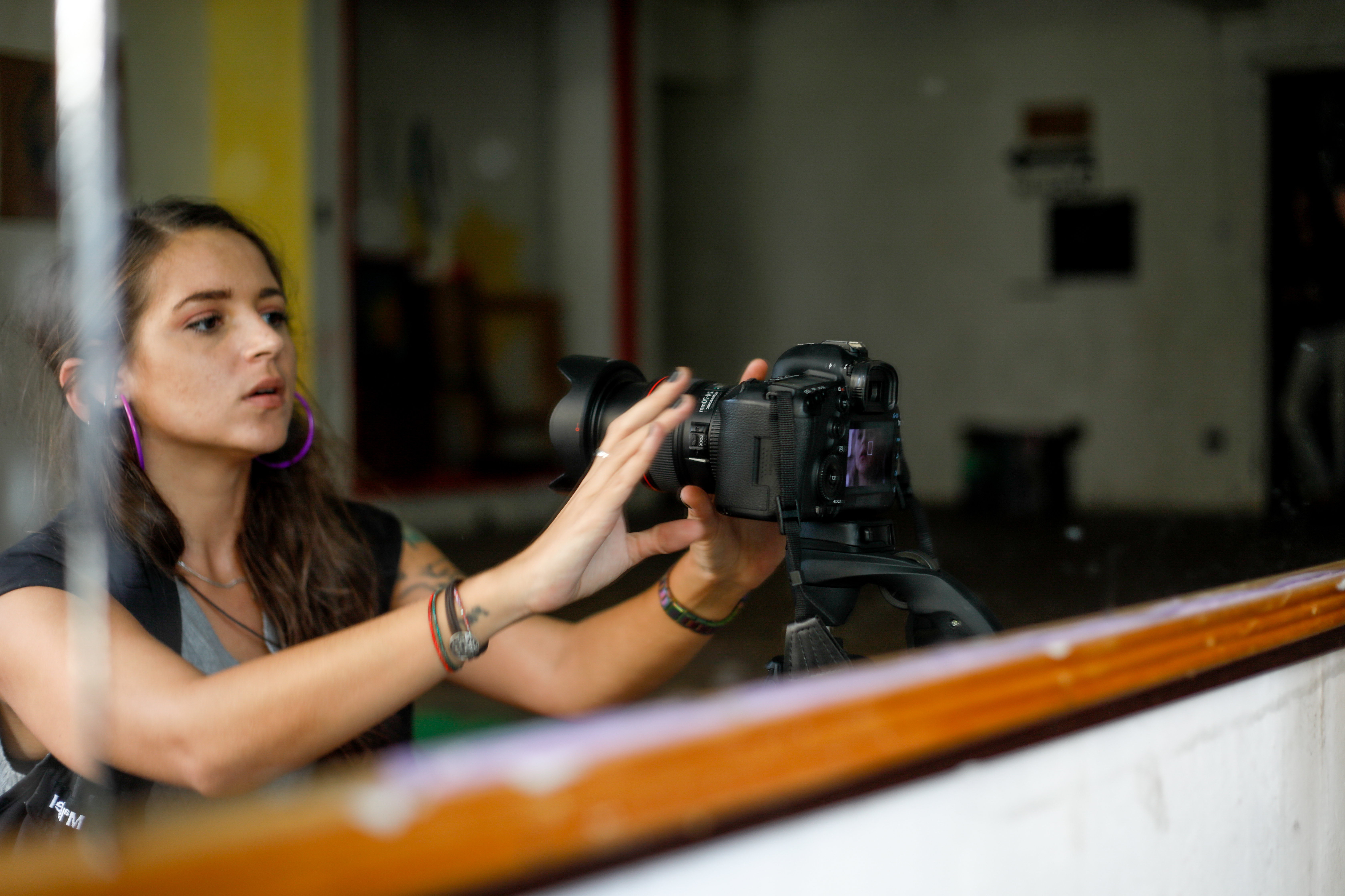 A mineira Maria Isabel, de 28 anos, ajeita a câmera para fotografar 