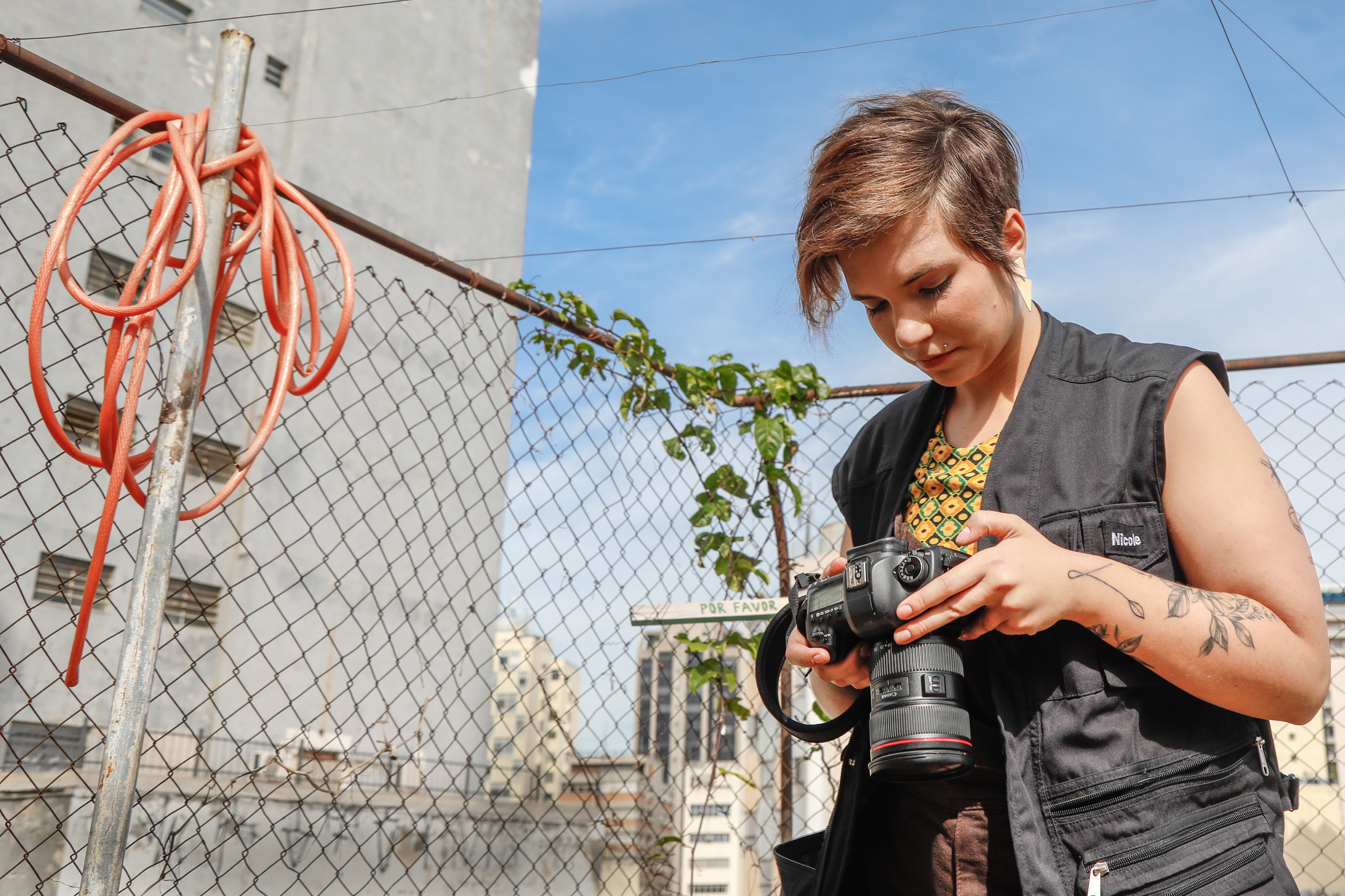 Nicole Zabuskas, 21 anos, confere o resultado do que fotografou 