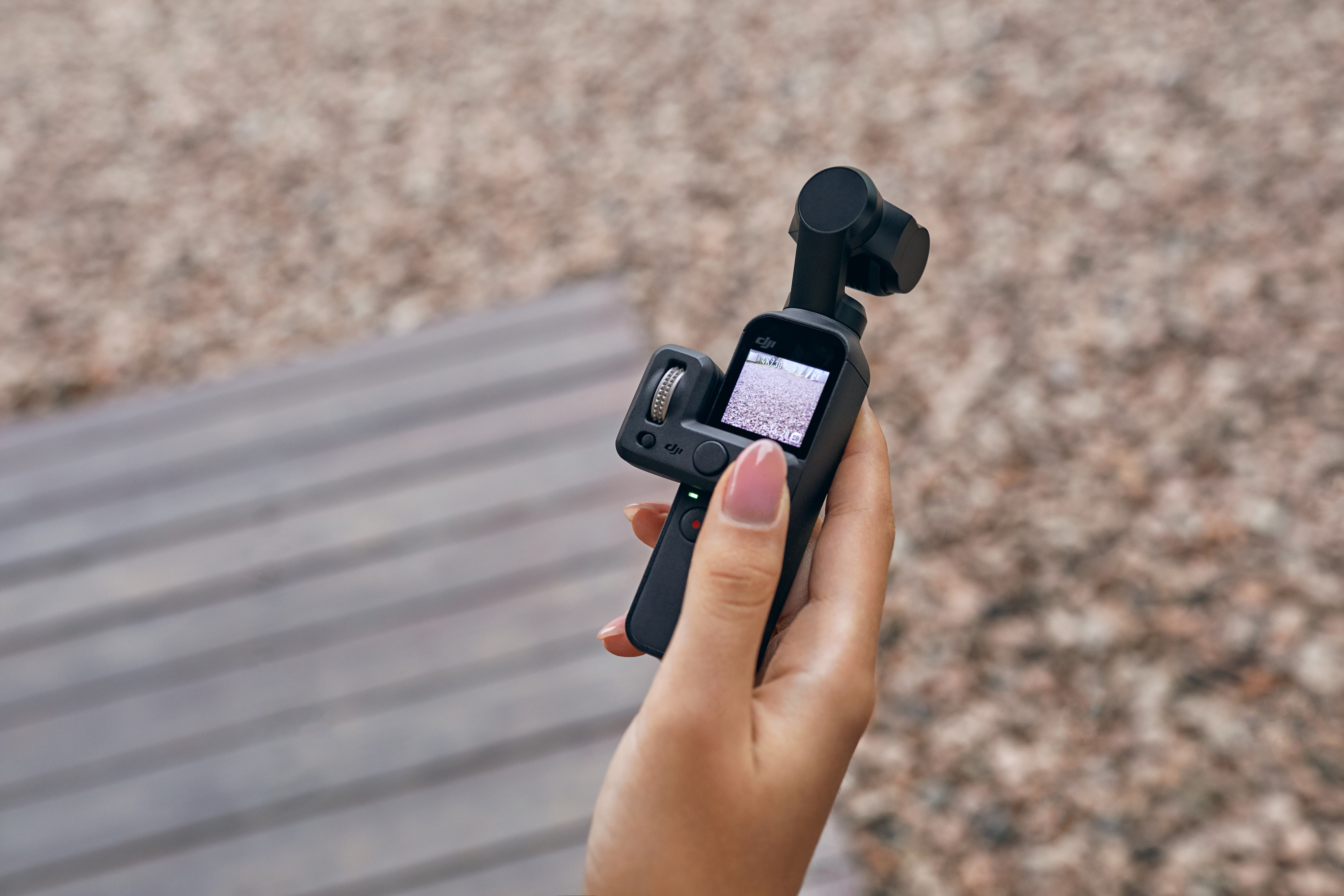 O Osmo Pocket é um pequeno um aparelho para filmar e fotografar que une câmera e estabilizador de três eixos