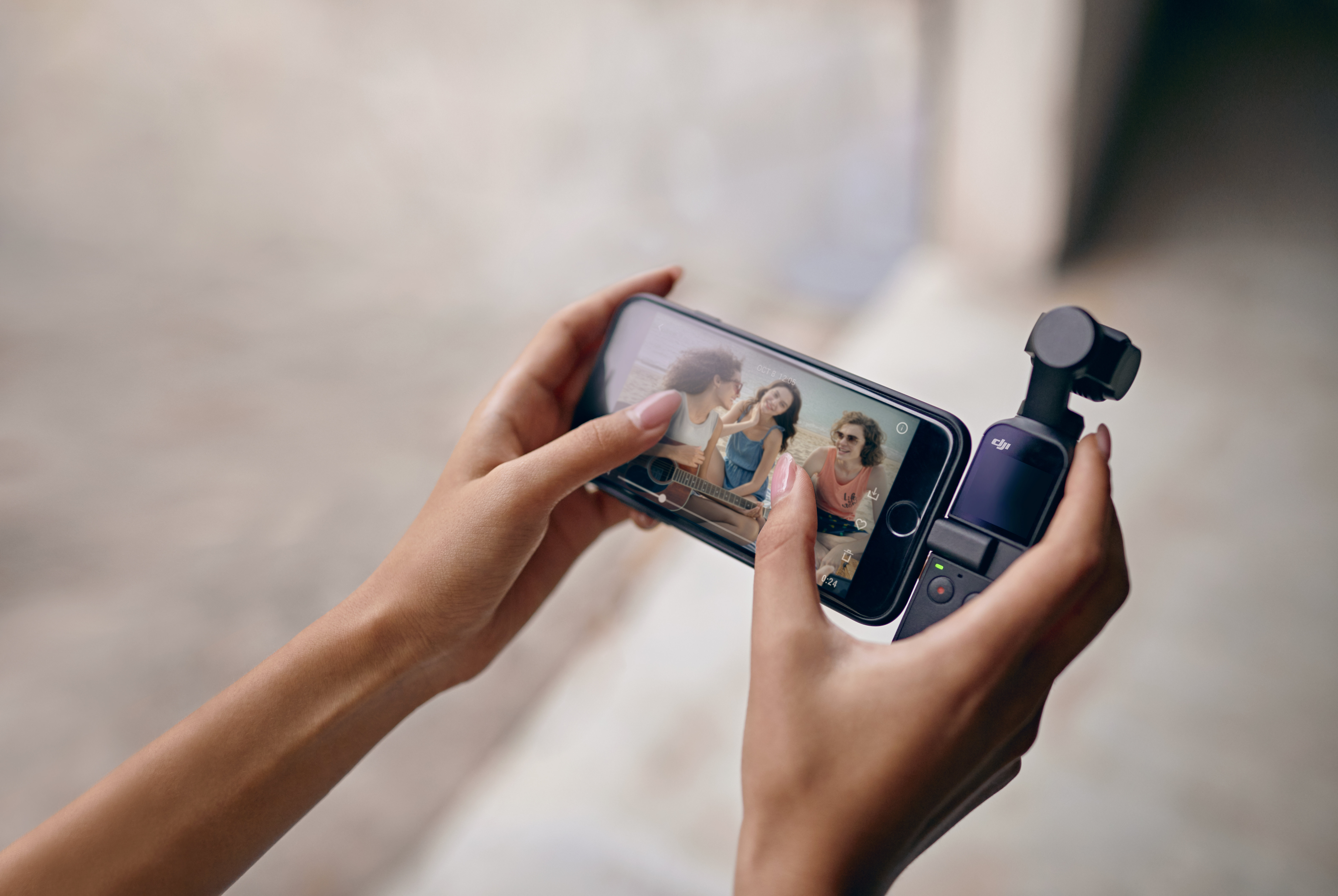 Um acessório conecta o Osmo Pocket ao smartphone e transforma a tela dele em monitor para fotografar e filmar