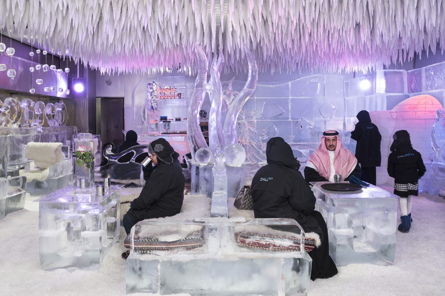 Em outra foto, Hannes mostra um bar todo de gelo e com temperatura abaixo de zero que é atração em Dubai
