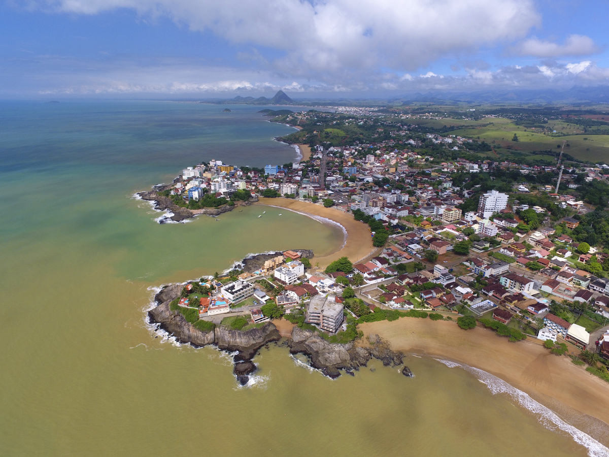 Vista de drone da Praia dos Namorados e da Praia da Costa Azul (ao fundo), por Tales Azzi