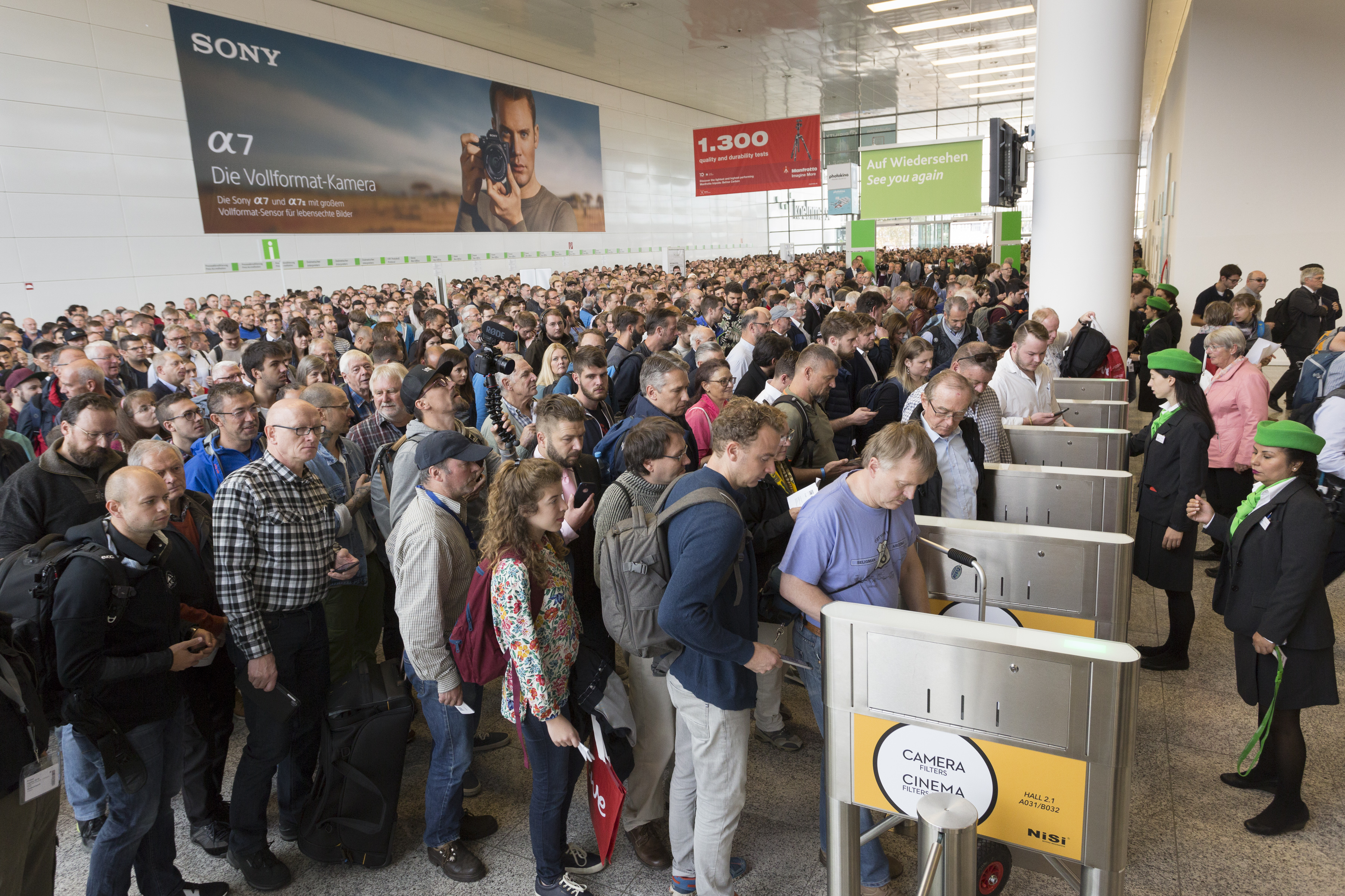 Público aguarda abertura das catracas eletrônicas para entrar nos pavilhões da Köln Messe e conferir novidades da Photokina 2018