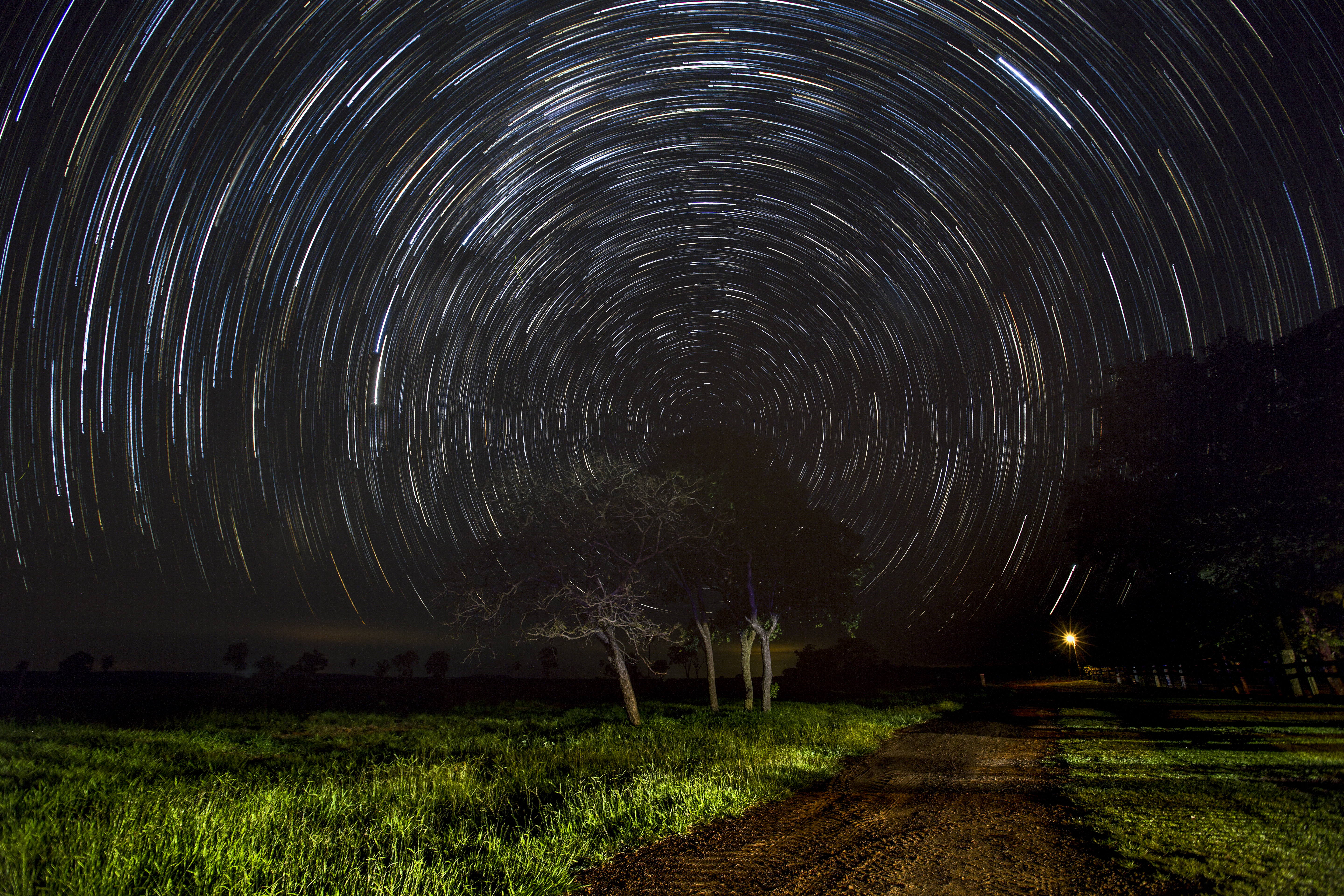 Star Trail feita no Paraguai em uma exposição de 30 minutos: é possível observar que com menos tempo a trilha não fica tão bem marcada no céu