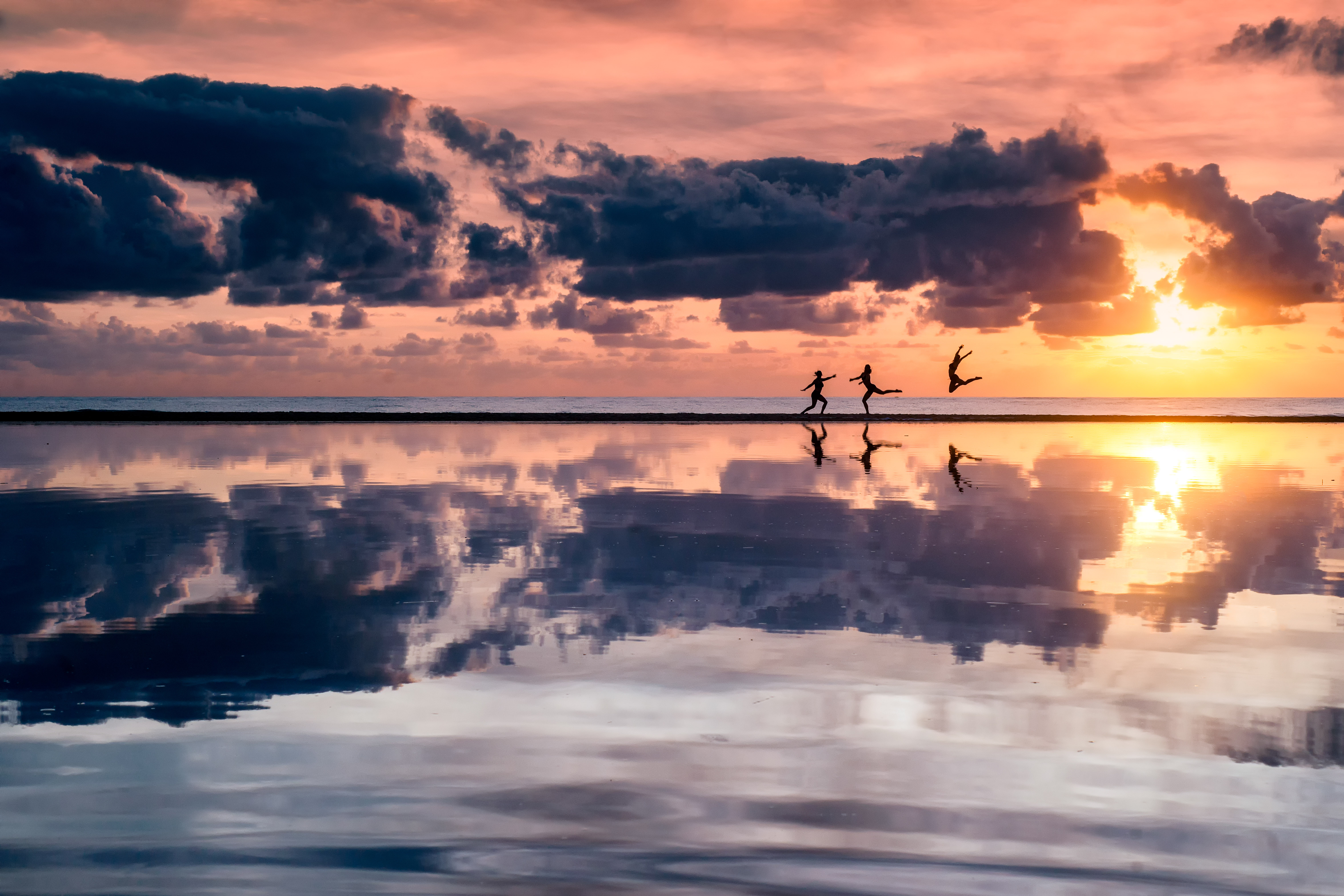 Um balé ao longe, à beira-mar, com direito a reflexo da cena: imagens que fazem sucesso no Instagram de Alfabile Santana 