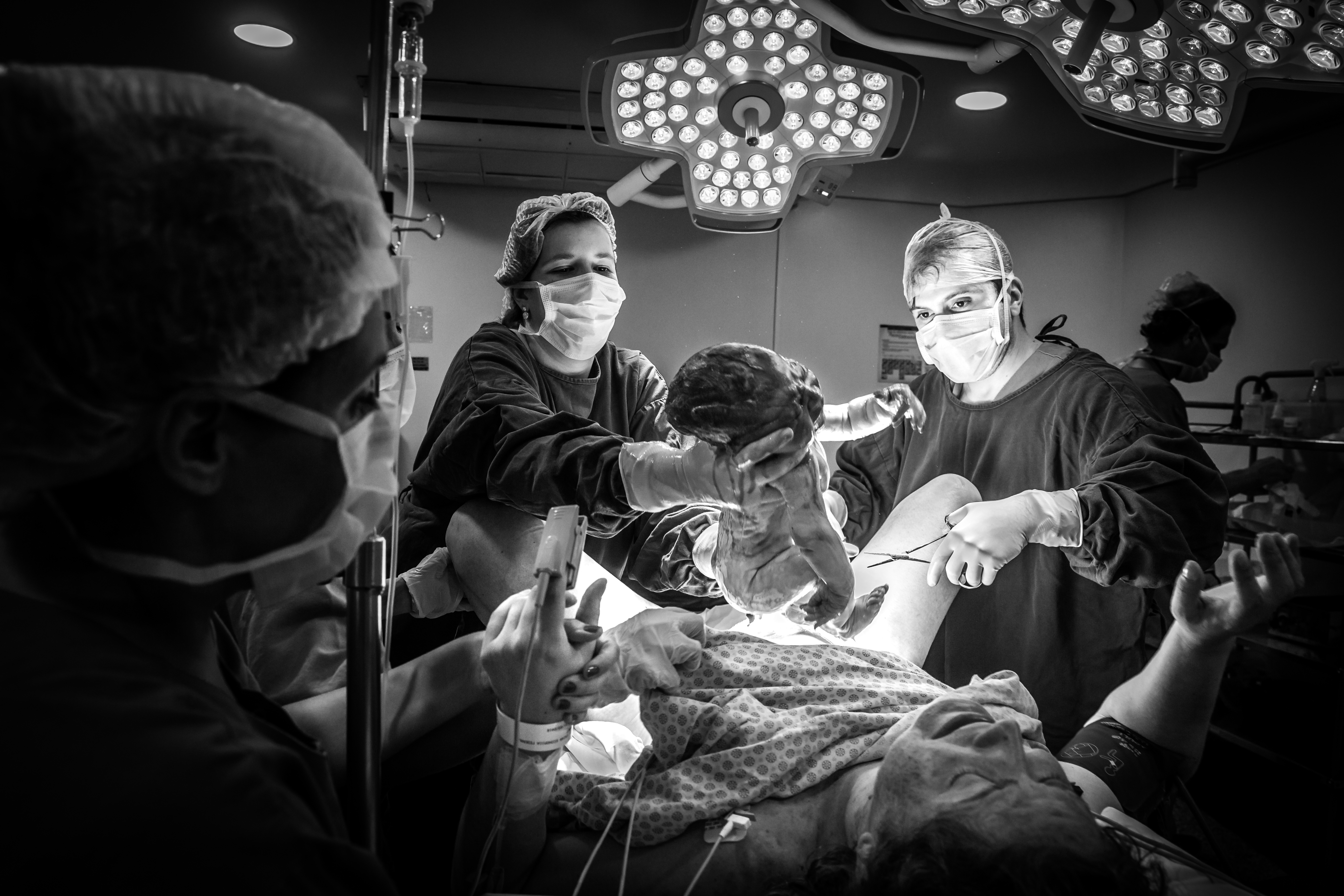 O fotógrafo deve ter cuidado redobrado durante os partos realizados em hospitais (Foto: Luciana Zenti)