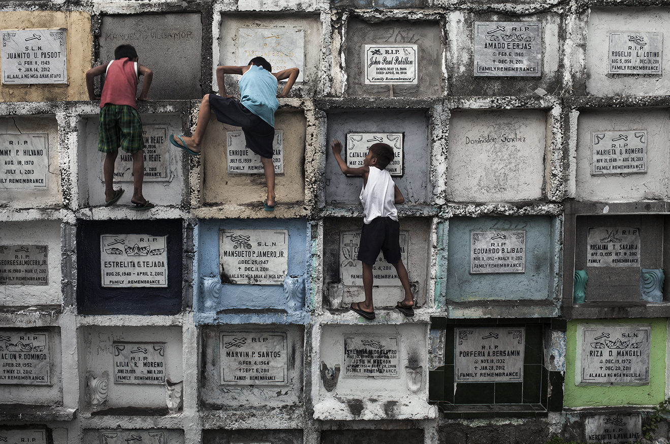 A série Limbus  mostra o descaso e abandono daqueles que vivem a margem da sociedade de Manila, nas Filipinas
