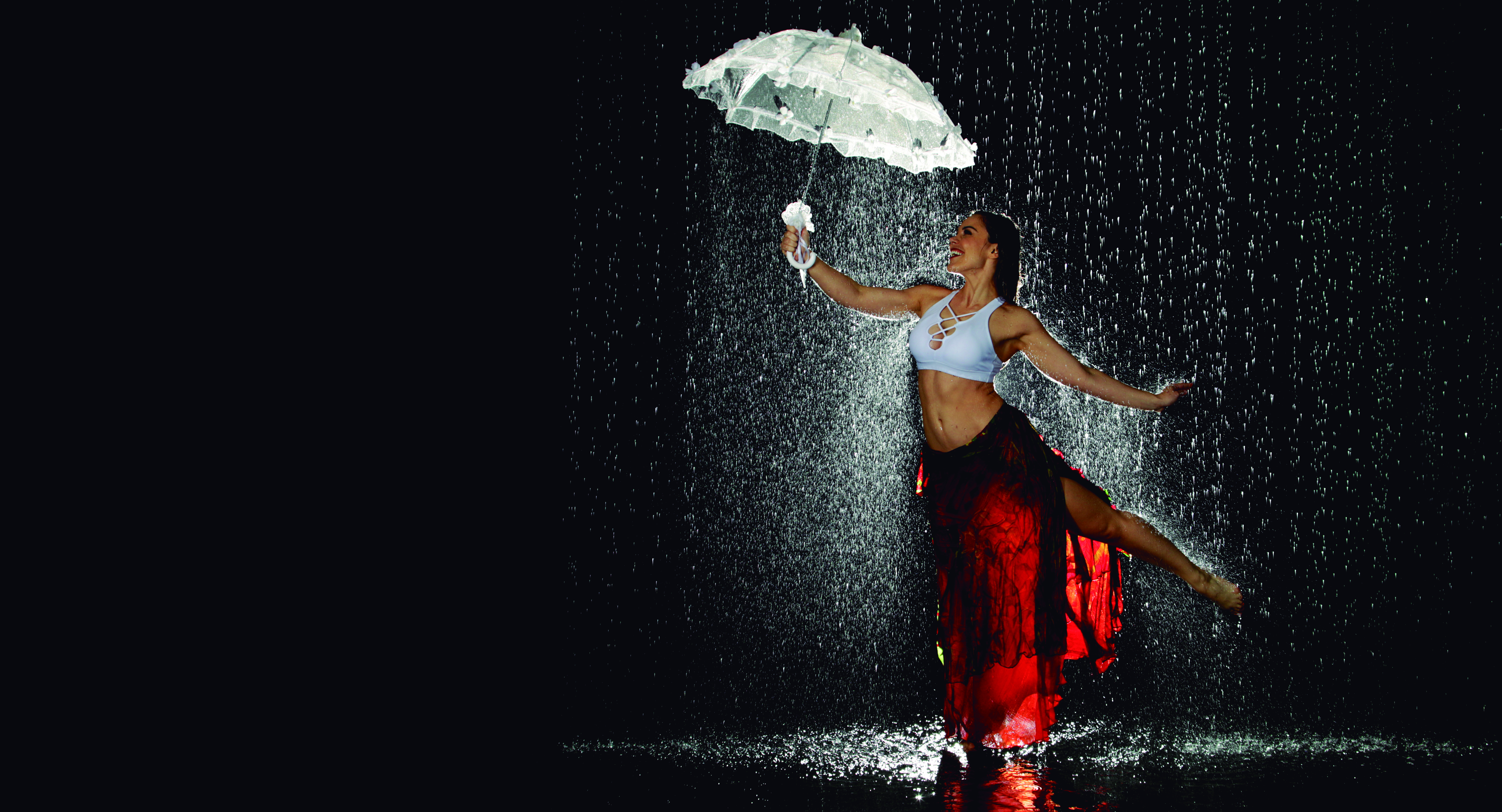 Uma das dançarinas do Programa do Faustão que dançou debaixo de uma cortina de água no estúdio de Pina  