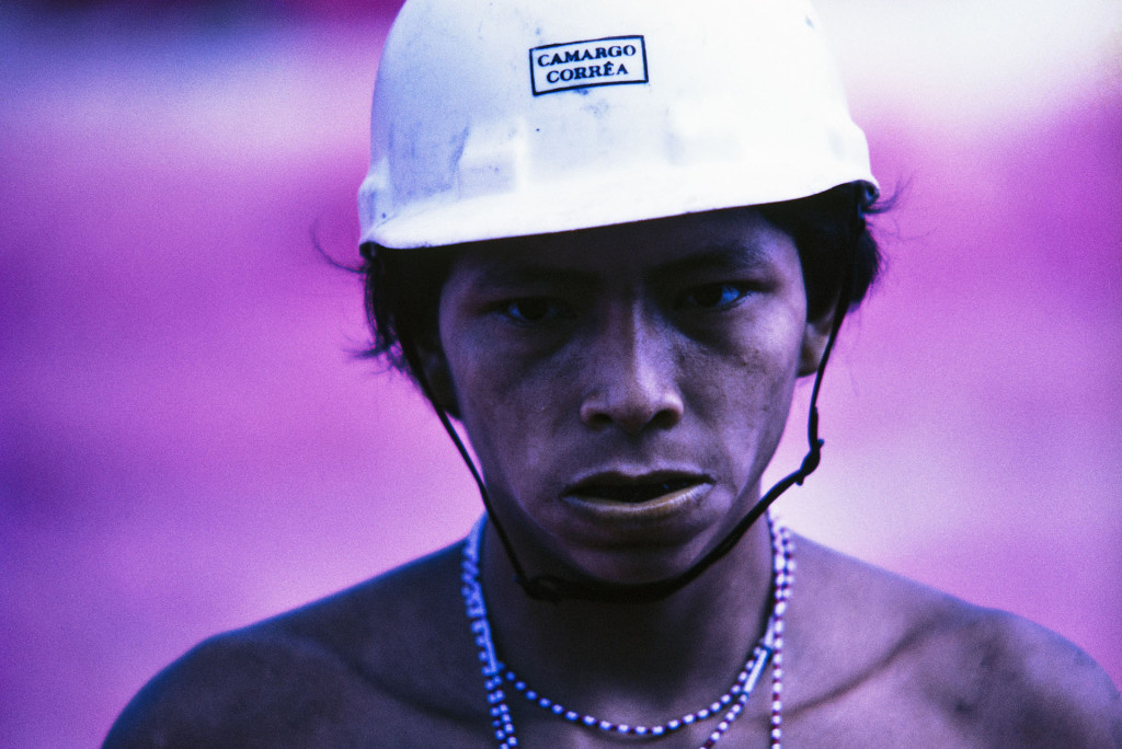 © Claudia Andujar - Yanomami na frente de trabalho da construção da rodovia Perimetral Norte, RR, 1975