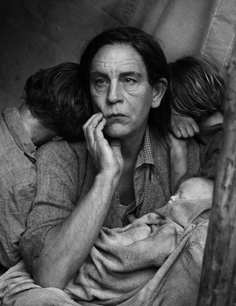 © Sandro Miller - Malkovich como a famosa mãe americana fotografada por Dorothea Lange 