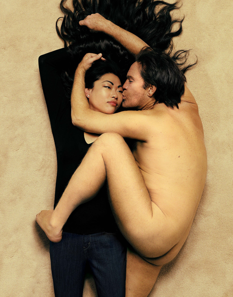 © Sandro Miller - Malkovich como John Lennon abraçando Yoko Ono na foto emblemática de Annie Leibovitz