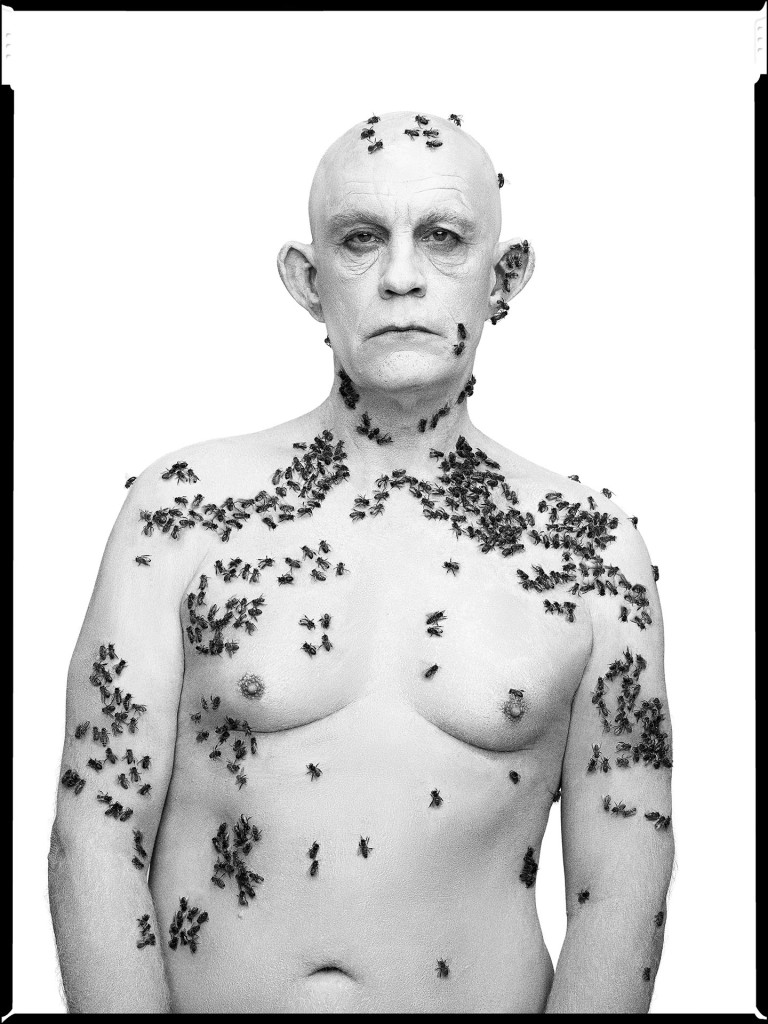 © Sandro Miller - John Malkovich como modelo na reprodução de Sandro Miller para a obra Ronald Fischer, Beekeeper, de Richard Avedon