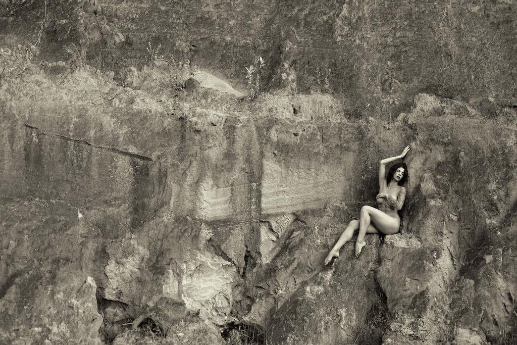A modelo Aline em um barranco: o corpo não mostra nada a mais, apenas a beleza feminina. Foto: Guilherme Lechat
