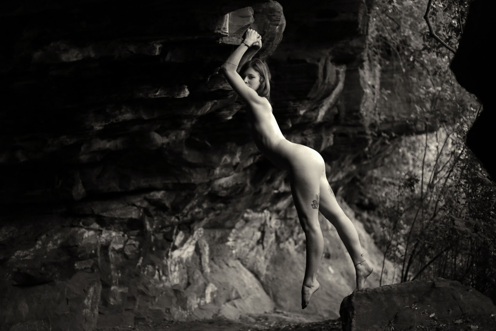 Na gruta, a modelo Gabriella faz uma pose pouco convencional, mas que funciona. Foto: Guilherme Lechat