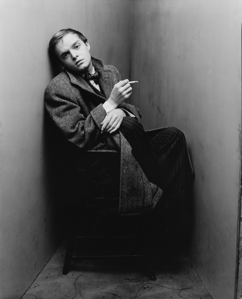 Penn criava pequenos espaços para realizar retratos, como este feito em 1948 do escritor americano Truman Capote, aos 24 anos. Foto: Irving Penn