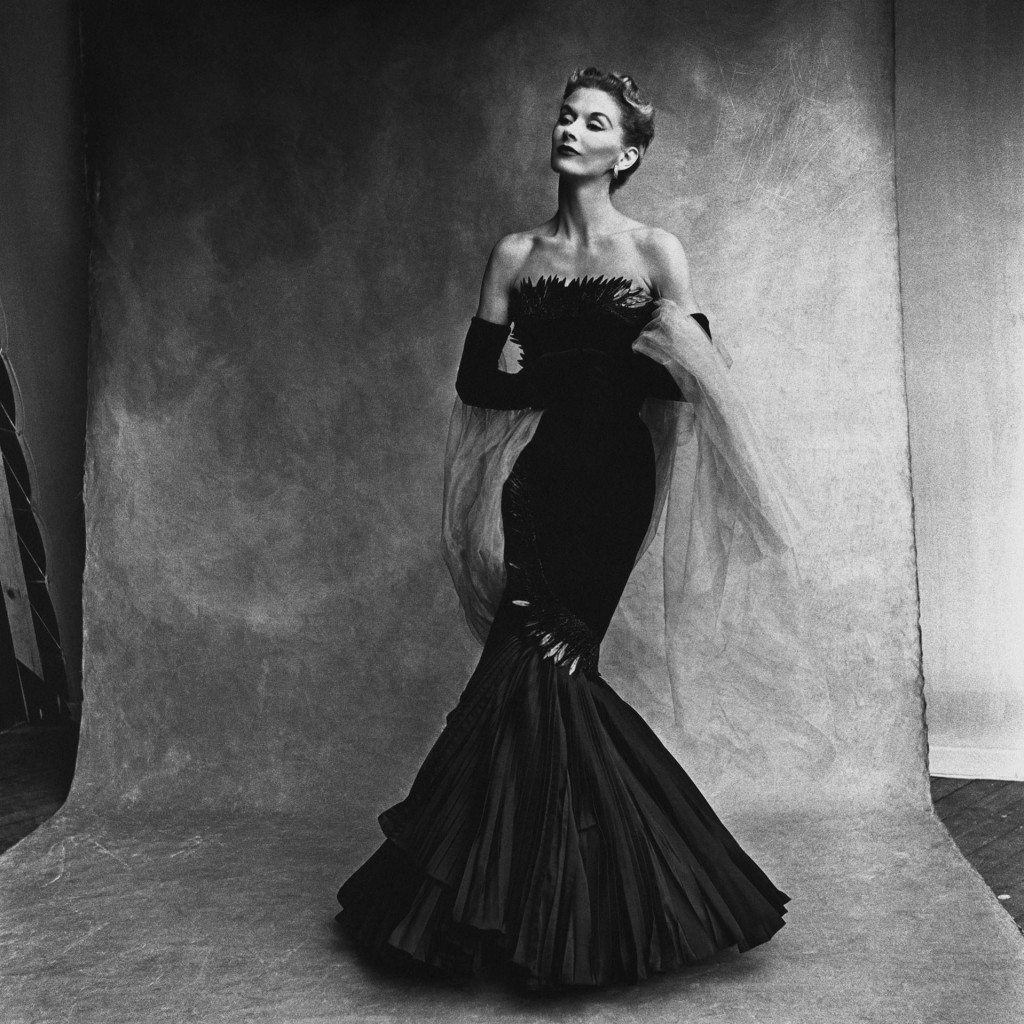 Para a moda, Penn clicou a própria mulher, a bela top model sueca Lisa Fonssagrives-Penn, que mostra um vestido sereia da grife francesa Rochas, em 1950. Foto: Irving Penn